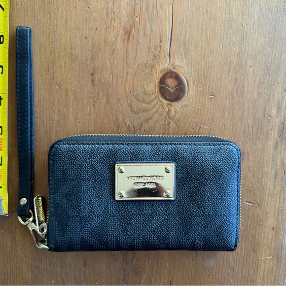 Michael Kors Wristlet Wallet Women. Great condition. Black with dark brown. - Picture 6 of 11